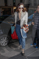 PEOPLE - Maggie Gyllenhaal mit auffÃ¤lliger Sonnenbrille in Paris unterwegs