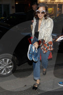 PEOPLE - Maggie Gyllenhaal mit auffÃ¤lliger Sonnenbrille in Paris unterwegs
