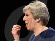 NEWS - Theresa May verschluckt sich bei Rede an Hustenbonbon