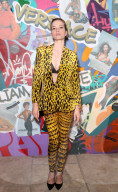 PEOPLE - Promis besuchen die Gianni Versace Ausstellung in Los Angeles