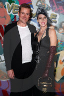 PEOPLE - Promis besuchen die Gianni Versace Ausstellung in Los Angeles