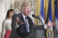 PEOPLE - Melania Trump lässt bei Empfang den Busen blitzen