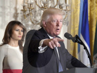 PEOPLE - Melania Trump lässt bei Empfang den Busen blitzen