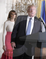 PEOPLE - Melania Trump lässt bei Empfang den Busen blitzen