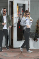 PEOPLE - Kate Mara und Jamie Bell holen sich den Coffee to go