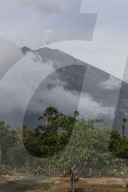NEWS - Bali: Weisser Rauch am hochaktiven Vulkan Agung