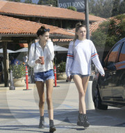 PEOPLE - Kaia Gerber gönnt sich einen Smoothie to go