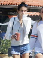 PEOPLE - Kaia Gerber gönnt sich einen Smoothie to go