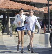 PEOPLE - Kaia Gerber gönnt sich einen Smoothie to go
