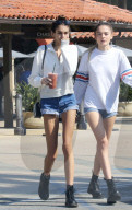 PEOPLE - Kaia Gerber gönnt sich einen Smoothie to go