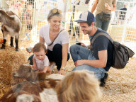 PEOPLE - Ali Fedotowski besucht mit ihrer Familie den Pumpkin Patch