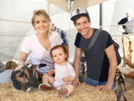 PEOPLE - Ali Fedotowski besucht mit ihrer Familie den Pumpkin Patch