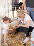 PEOPLE - Ali Fedotowski besucht mit ihrer Familie den Pumpkin Patch