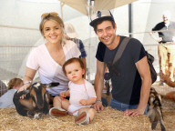 PEOPLE - Ali Fedotowski besucht mit ihrer Familie den Pumpkin Patch