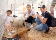 PEOPLE - Ali Fedotowski besucht mit ihrer Familie den Pumpkin Patch