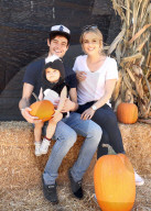 PEOPLE - Ali Fedotowski besucht mit ihrer Familie den Pumpkin Patch