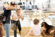 PEOPLE - Ali Fedotowski besucht mit ihrer Familie den Pumpkin Patch