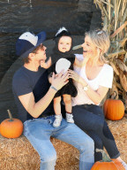 PEOPLE - Ali Fedotowski besucht mit ihrer Familie den Pumpkin Patch
