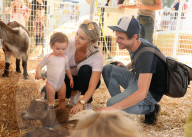 PEOPLE - Ali Fedotowski besucht mit ihrer Familie den Pumpkin Patch