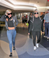 PEOPLE - Blac Chyna in Schwarz am Flughafen von LA