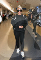 PEOPLE - Blac Chyna in Schwarz am Flughafen von LA