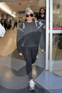 PEOPLE - Blac Chyna in Schwarz am Flughafen von LA