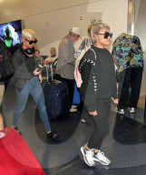 PEOPLE - Blac Chyna in Schwarz am Flughafen von LA