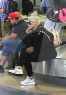 PEOPLE - Blac Chyna in Schwarz am Flughafen von LA