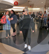 PEOPLE - Blac Chyna in Schwarz am Flughafen von LA