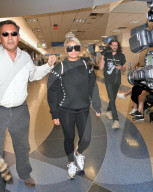 PEOPLE - Blac Chyna in Schwarz am Flughafen von LA