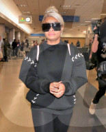 PEOPLE - Blac Chyna in Schwarz am Flughafen von LA