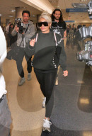 PEOPLE - Blac Chyna in Schwarz am Flughafen von LA