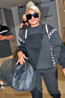 PEOPLE - Blac Chyna in Schwarz am Flughafen von LA