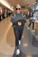 PEOPLE - Blac Chyna in Schwarz am Flughafen von LA