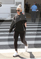 PEOPLE - Blac Chyna in Schwarz am Flughafen von LA