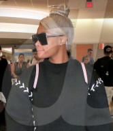 PEOPLE - Blac Chyna in Schwarz am Flughafen von LA
