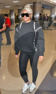 PEOPLE - Blac Chyna in Schwarz am Flughafen von LA
