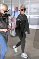 PEOPLE - Blac Chyna in Schwarz am Flughafen von LA