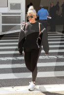 PEOPLE - Blac Chyna in Schwarz am Flughafen von LA