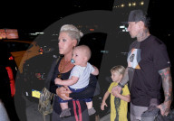 PEOPLE - Glückliche Eltern: Pink mit ihrer Familie unterwegs