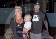 PEOPLE - Glückliche Eltern: Pink mit ihrer Familie unterwegs