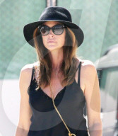 EXKLUSIV - Cindy Crawford sieht fantastisch aus ganz in Schwarz