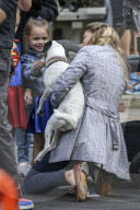 PEOPLE - Melissa Benoist hat Spass am Set von Supergirl