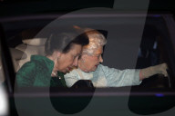 PEOPLE - London: Die Queen mit Prinzessin Anne im Army and Navy Club