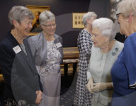 PEOPLE - London: Die Queen mit Prinzessin Anne im Army and Navy Club