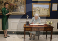 PEOPLE - London: Die Queen mit Prinzessin Anne im Army and Navy Club