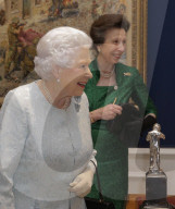 PEOPLE - London: Die Queen mit Prinzessin Anne im Army and Navy Club