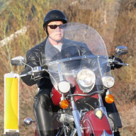 EXKLUSIV - Arnold Schwarzenegger in Leder auf seinem Töff in Malibu unterwegs