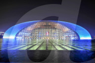 FEATURE - Abgespaced: Nachtaufnahmen des National Centre of Performing Arts in Bejing
