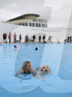 FEATURE - Poolparty für Hunde